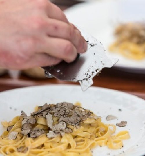 Pasta com trufas _212978756_XS